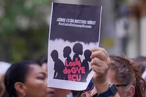 Varias personas protestan ante la sede de la fiscalía contra la desaparición de cuatro menores el pasado 8 de diciembre que huían de un convoy militar, en Guayaquil, el lunes 23 de diciembre de 2024. (AP Foto/César Muñoz)