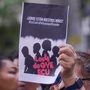 Varias personas protestan ante la sede de la fiscalía contra la desaparición de cuatro menores el pasado 8 de diciembre que huían de un convoy militar, en Guayaquil, el lunes 23 de diciembre de 2024. (AP Foto/César Muñoz)