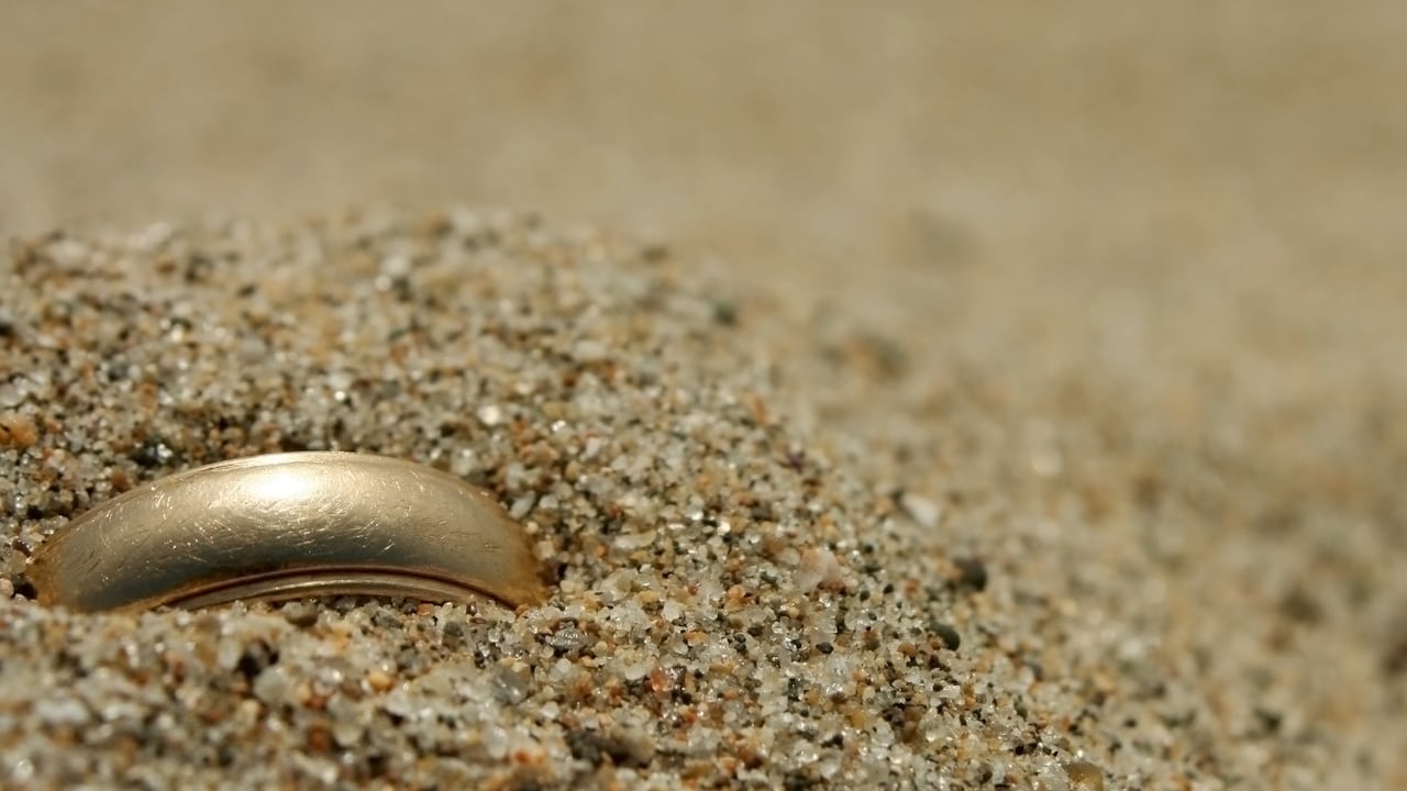 Encontrarse un anillo en la calle: este es el significado espiritual.