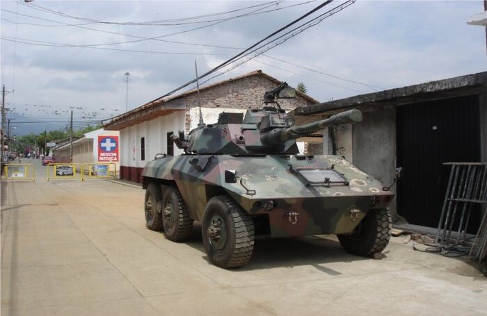 En el casco urbano de Corinto, los tanques cascabel del Ejército reposan junto a un centro médico. El pasado domingo 19 de julio, la guerrilla intentó entrar al pueblo, pero fue repelida por la policía. Tres personas, entre ellas un niño de 10 años, murieron.