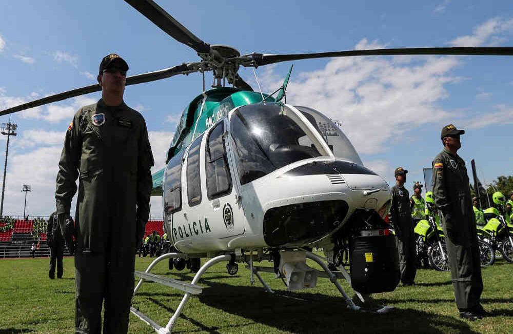  La tripulación del nuevo helicóptero de la Policía forma alrededor de la aeronave,  el miércoles 5 de julio de 2017, en Cali, durante el lanzamiento del nuevo Bell 407 de fabricación estadounidense, que será utilizado en la lucha contra el crimen organizado, la delincuencia común y que contribuirá al mejoramiento de la seguridad pública y ciudadana. Foto: Carlos Julio Martínez / SEMANA