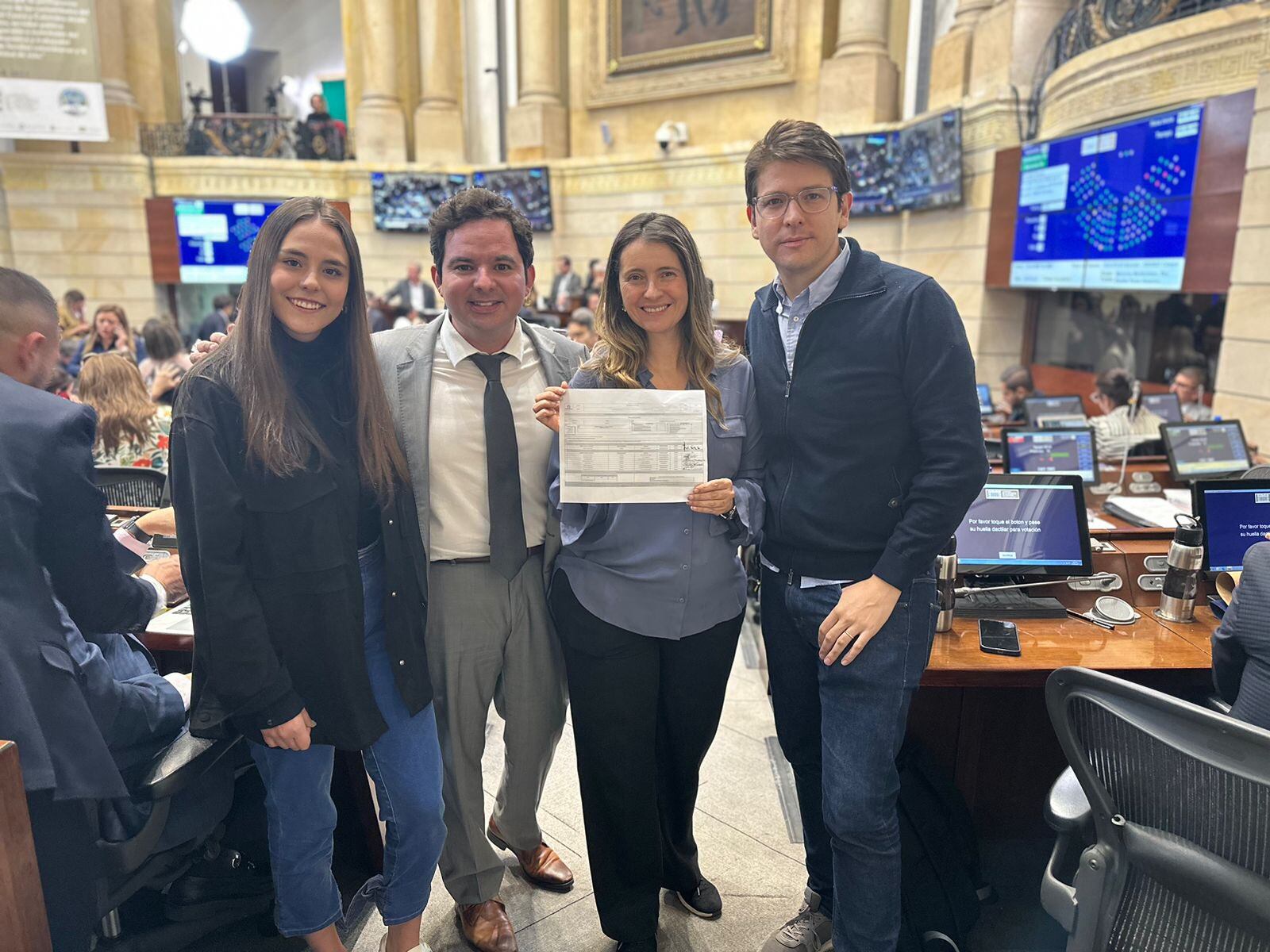 Este 10 de mayo inicia la recolección de firmas de la consulta popular promovida por el Centro Democrático sobre las polémicas reformas del presidente Gustavo Petro