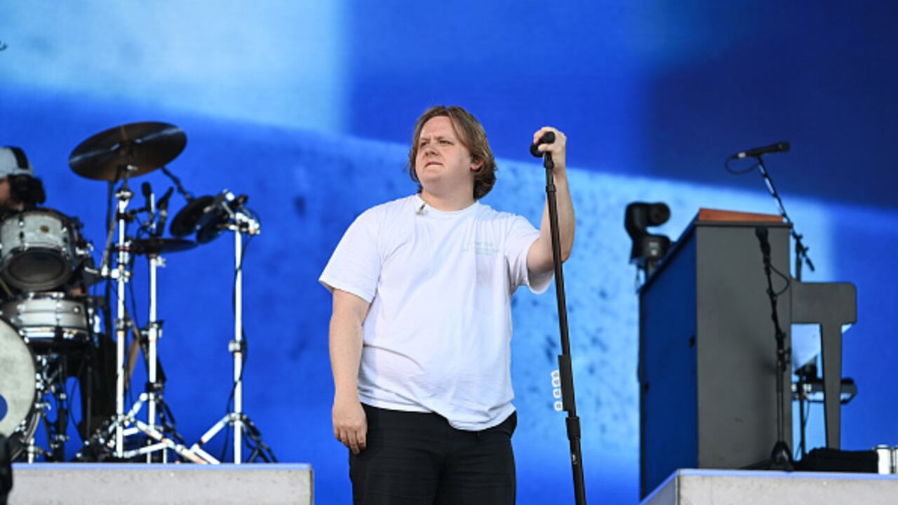 ¿Qué es el síndrome de Tourette, que tuvo Lewis Capaldi en pleno concierto?
