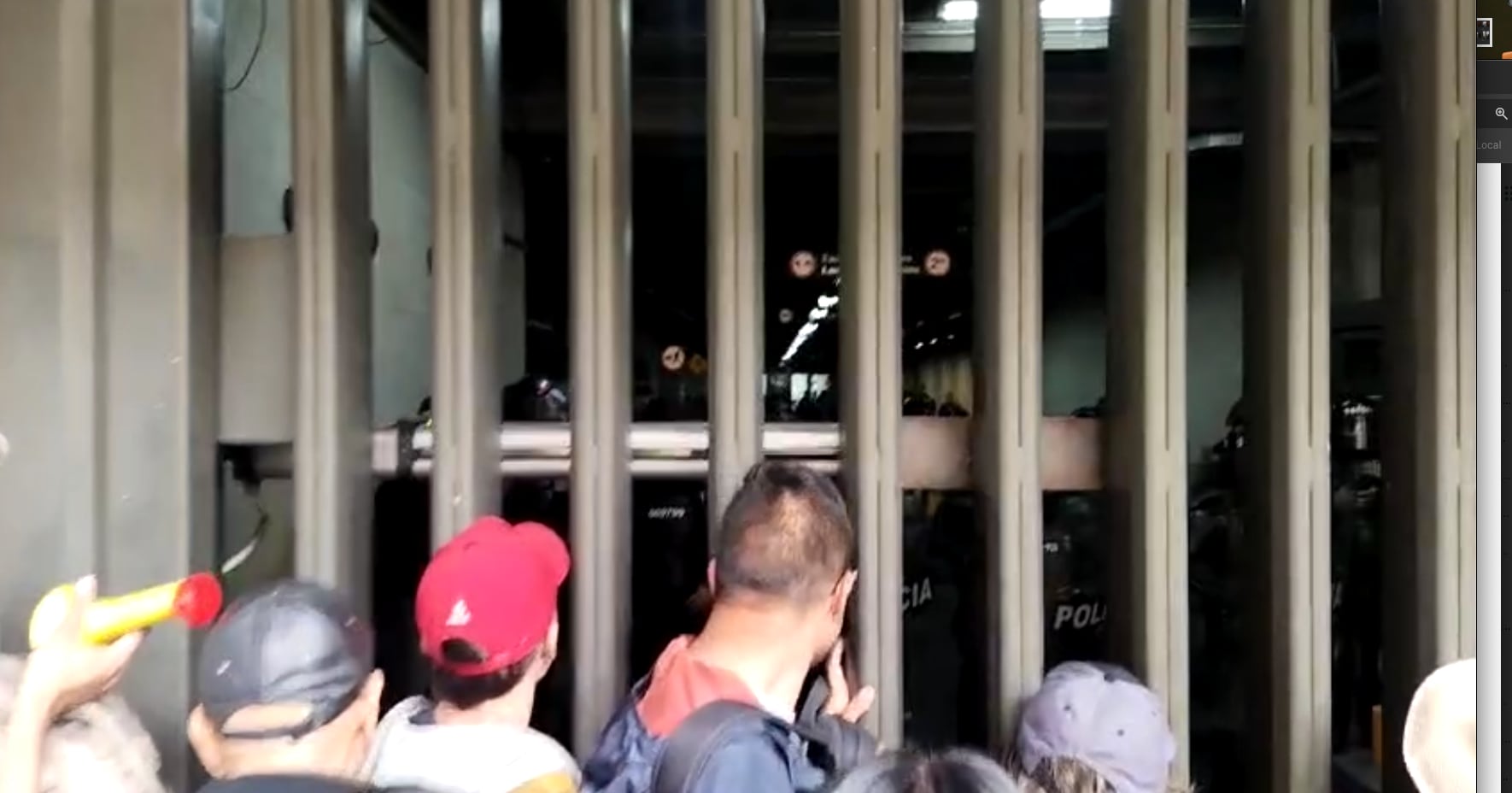 Manifestantes bloquean salida palacio del Justicia