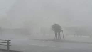 Un hombre de 90 años murió tras quedar atrapado en un garaje que se derrumbó.