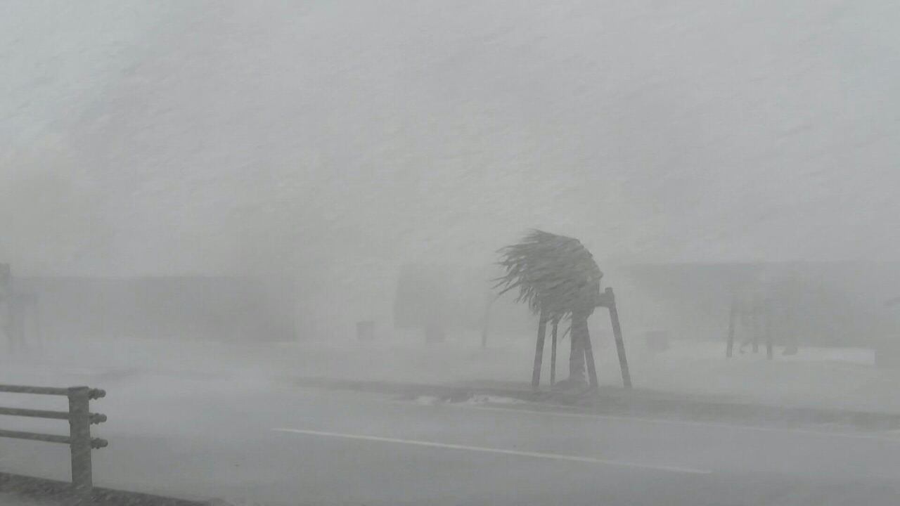 Un hombre de 90 años murió tras quedar atrapado en un garaje que se derrumbó.