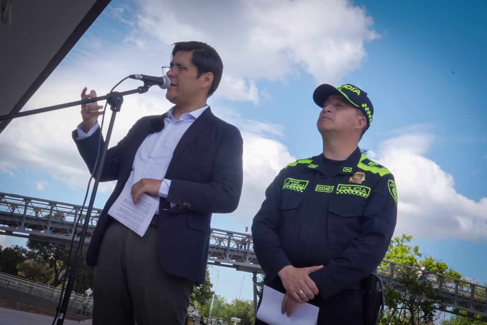 Secretario de Seguridad de Bogotá, César Restrepo, en compañía del coronel Juan Arévalo de la Policía de Bogotá.