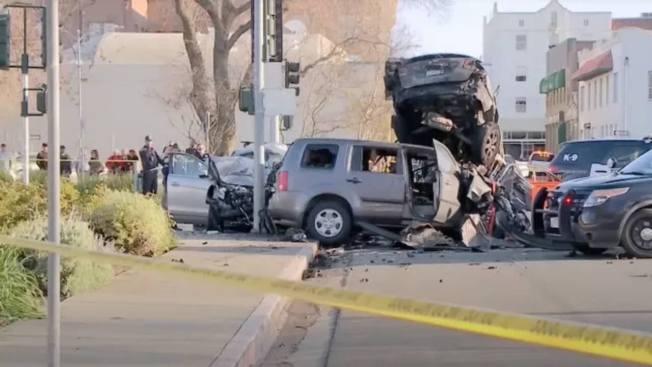 La policía de Woodland anunció la madrugada del domingo que el adolescente fue detenido por cargos graves de homicidio vehicular con negligencia y evasión, causando lesiones.