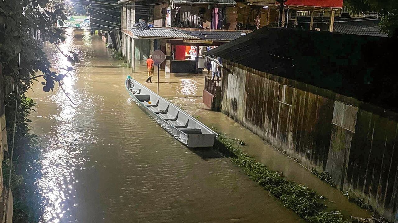 Miles de personas lo perdieron todo por las inundaciones causadas por el frente frío que viene desde el norte del continente y golpeó con fuerza a Colombia. 