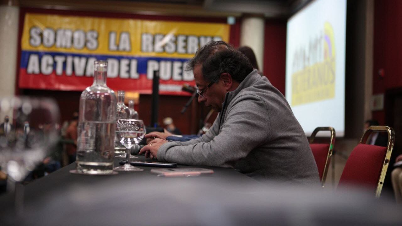 Gustavo Petro durante el acto de adhesión de militares retirados a su campaña
