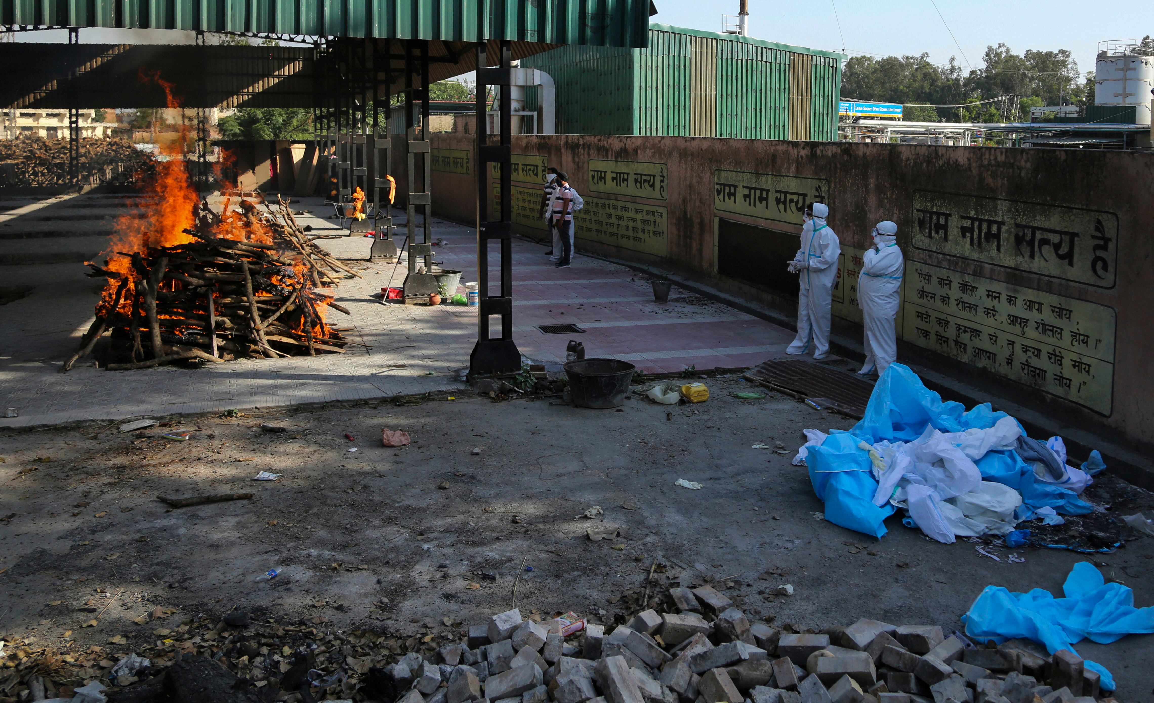 La cremación de víctimas de covid-19 en Jammu, India, lunes 26 de abril