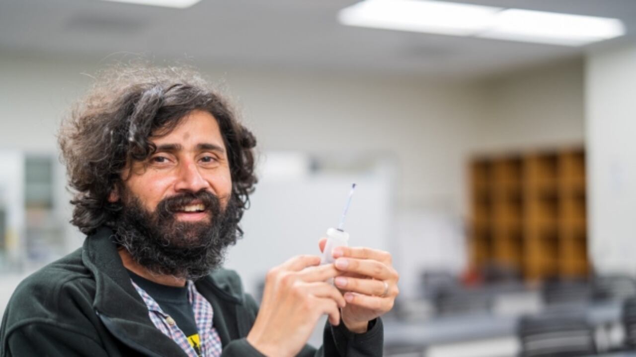 El profesor Manu Prakash, de la Universidad Stanford, desarrolló junto a su equipo una prueba barata para detectar el coronavirus en la saliva.