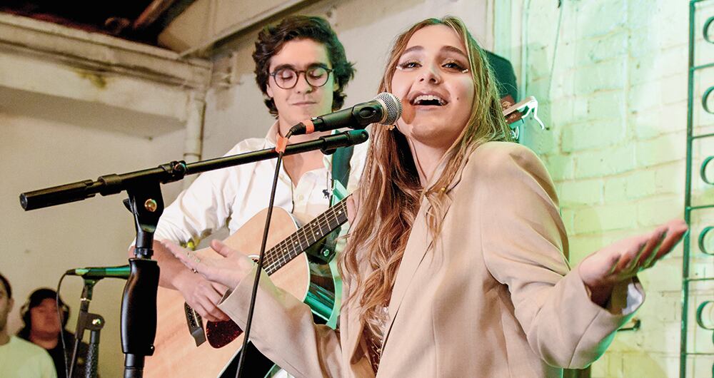 Laura Vargas, conocida como Laura Maré en el medio artístico, es la hija de los periodistas Jorge Alfredo Vargas e Inés María Zabaraín. 