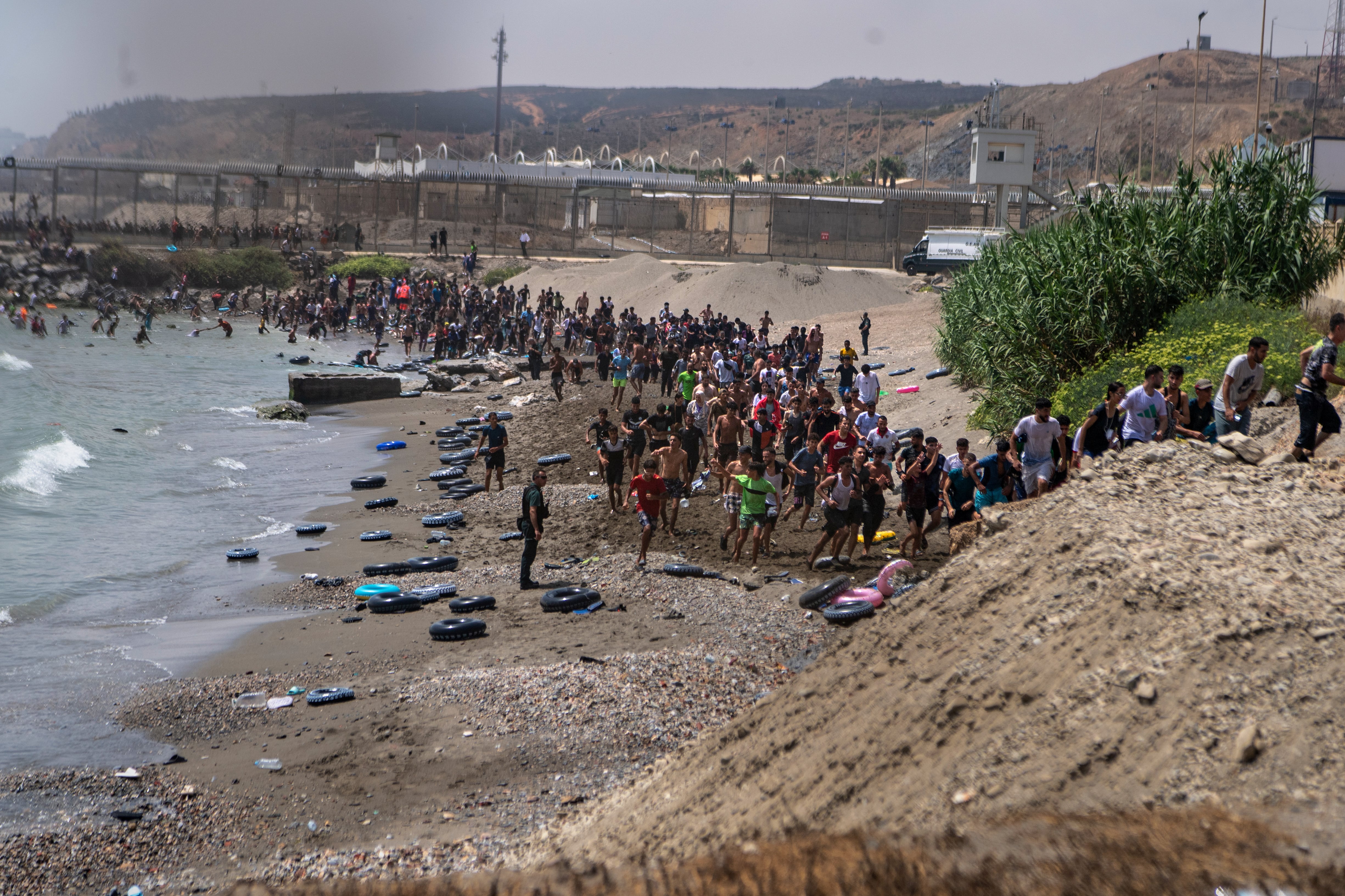 Migrantes cruzan desde Marruecos hacia el enclave español de Ceuta, el jueves 30 de julio de 2026 (Foto AP/Antonio Sempere)