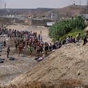 Migrantes cruzan desde Marruecos hacia el enclave español de Ceuta, el jueves 30 de julio de 2026 (Foto AP/Antonio Sempere)
