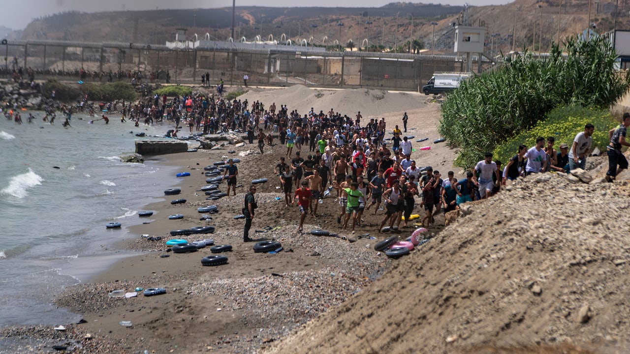 Migrantes cruzan desde Marruecos hacia el enclave español de Ceuta, el jueves 30 de julio de 2026 (Foto AP/Antonio Sempere)