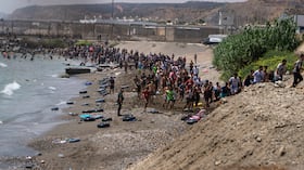 Migrantes cruzan desde Marruecos hacia el enclave español de Ceuta, el jueves 30 de julio de 2026 (Foto AP/Antonio Sempere)