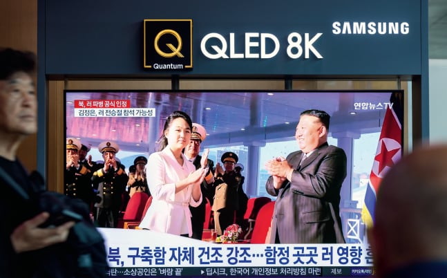 El dictador con su hija Kim Ju Ae. La jovencita, de 13 años, es la segunda persona más poderosa del régimen después de su padre, según espías surcoreanos.