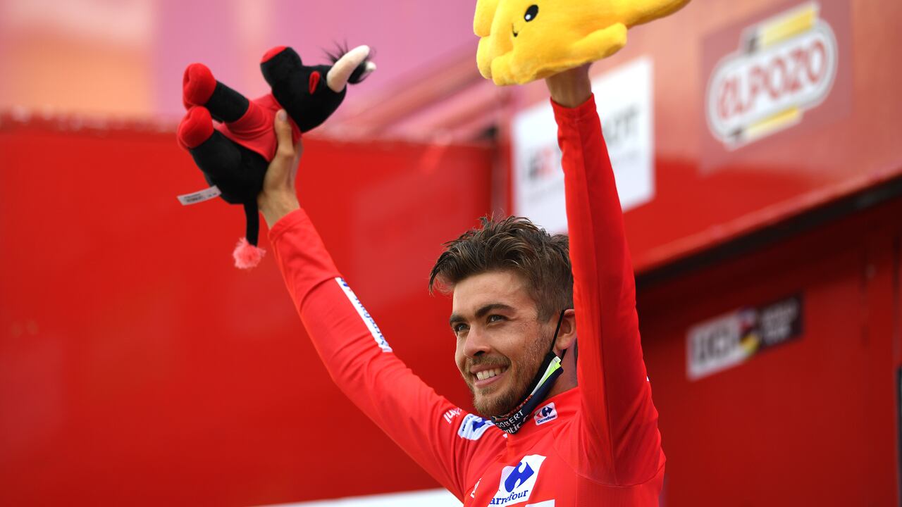 RINCON DE LA VICTORIA, ESPAÑA - 24 DE AGOSTO: Odd Christian Eiking de Noruega y Team Intermarché - Wanty - Gobert Matériaux celebra ganar la camiseta de líder rojo en la ceremonia del podio después de la 76a Vuelta a España 2021, Etapa 10 a 189 km de Roquetas de Mar a Rincón de la Victoria / @lavuelta / # LaVuelta21 / el 24 de agosto de 2021 en Rincón De La Victoria, España. (Foto de Tim de Waele / Getty Images)