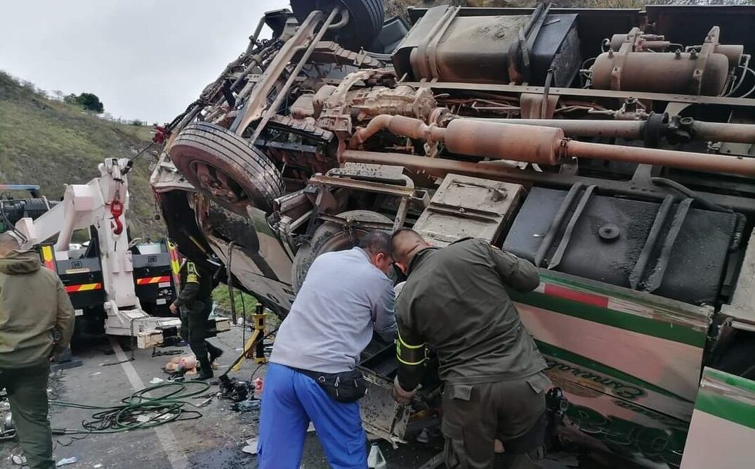 El bus intermunicipal quedó volcado sobre la carretera.