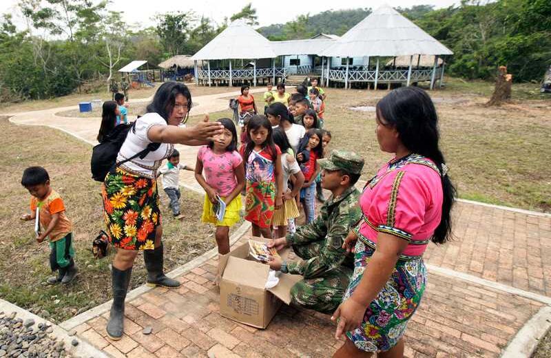  Los niños que antes veían clase bajo los árboles ya cuentan con salones de clase  y reciben kits escolares que regalan algunas empresas privadas. Foto: Carlos Julio Martínez-Semana