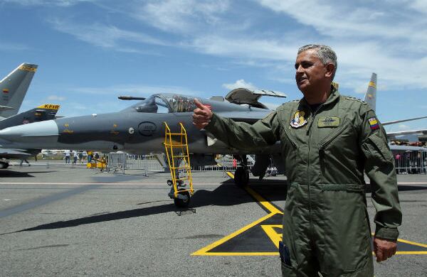 El comandante de la Fuerza Aérea Colombiana (FAC), general Tito Saúl Pinilla, habla durante un recorrido por la sexta versión de la feria aeronáutica F-Air 2013 en Rionegro (Antioquia).