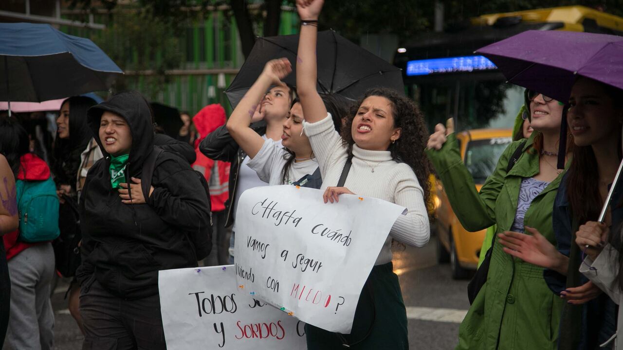 Plantón Feministas frente a la universidad EAN