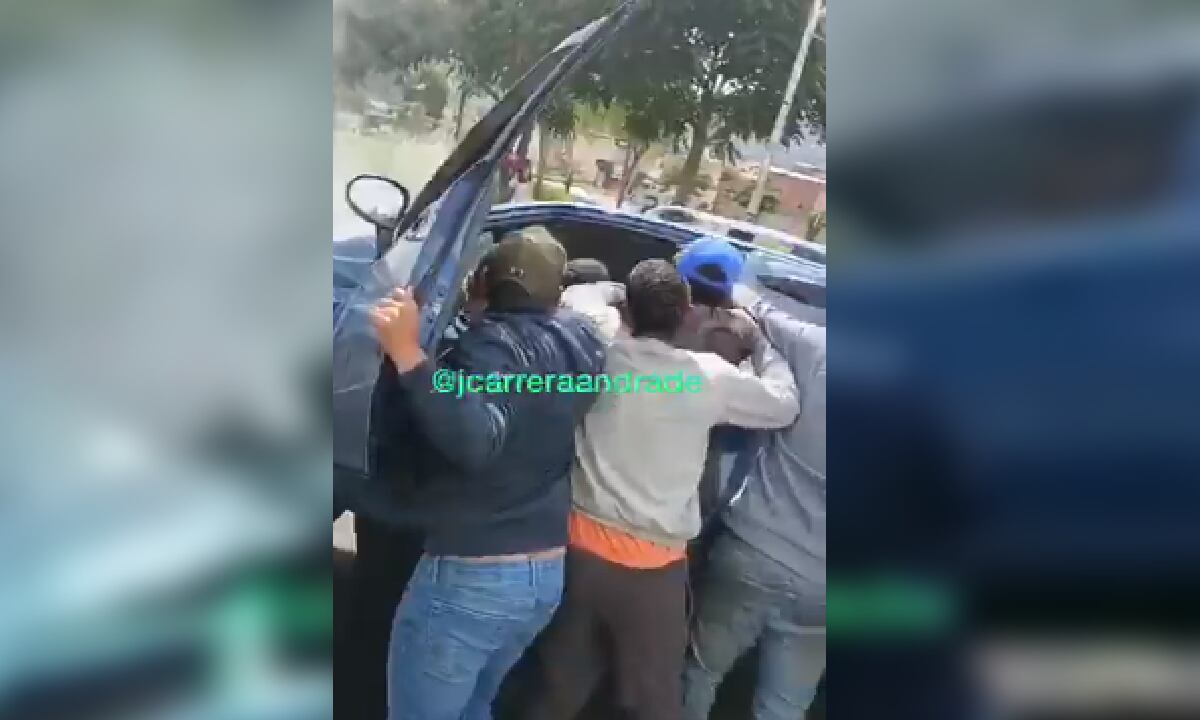 La comunidad indignada bajó del vehículo al conductor irresponsable y tomó justicia por mano propia.