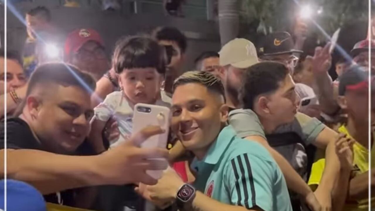 Recibimiento a la Selección Colombia en el hotel
