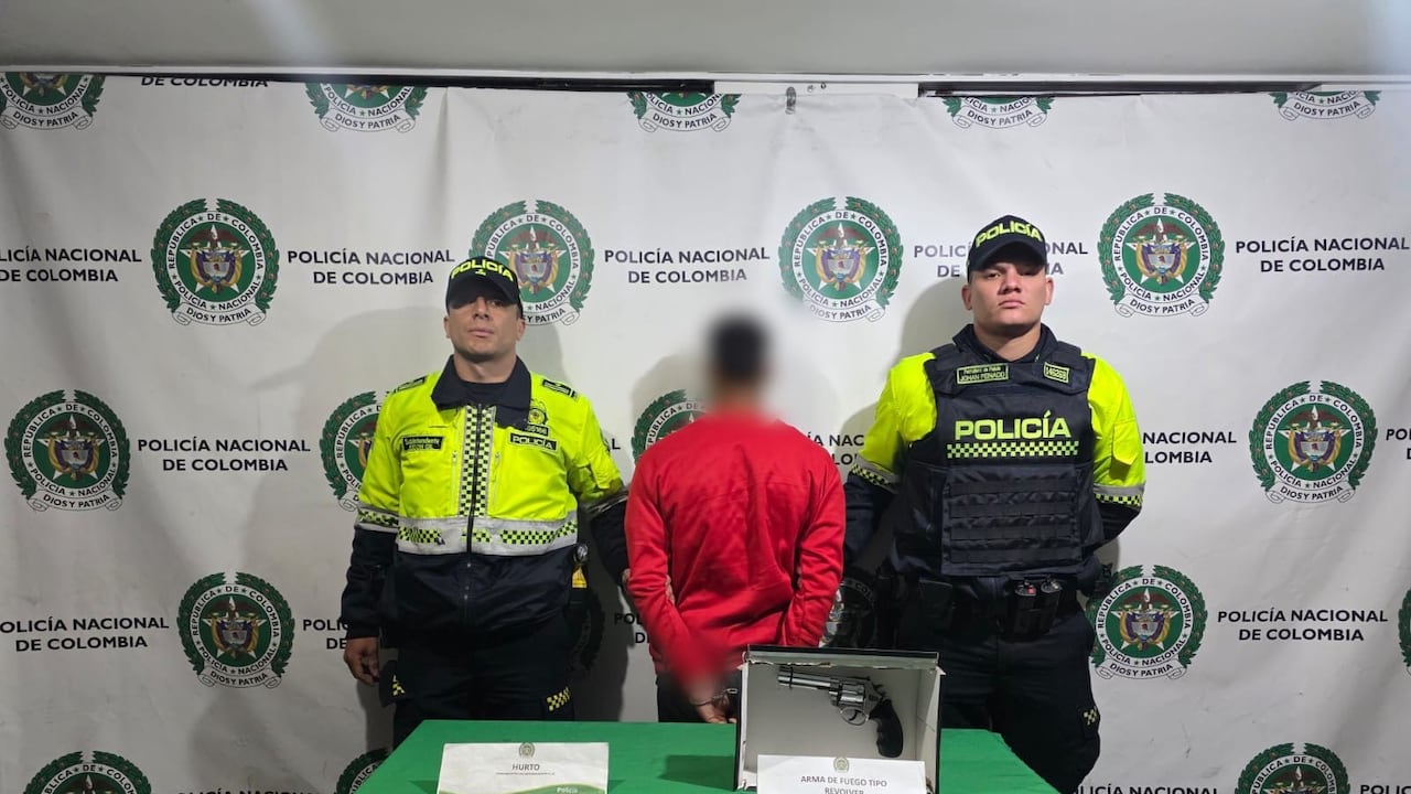Un adulto extranjero y un menor de edad son detenidos con un arma de fuego tras hurtar automóvil en Bogotá.