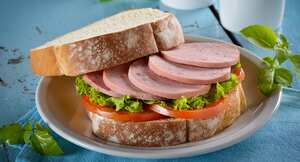 Sándwich con cerveroni Zenú.