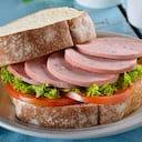 Sándwich con cerveroni Zenú.