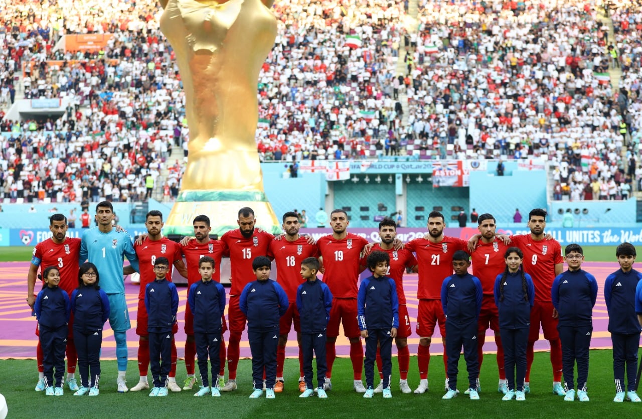 Fútbol Fútbol - Copa Mundial de la FIFA Qatar 2022 - Grupo B - Inglaterra contra Irán - Estadio Internacional Khalifa, Doha, Qatar - 21 de noviembre de 2022 los jugadores de Irán se alinean antes del partido REUTERS/Hannah Mckay