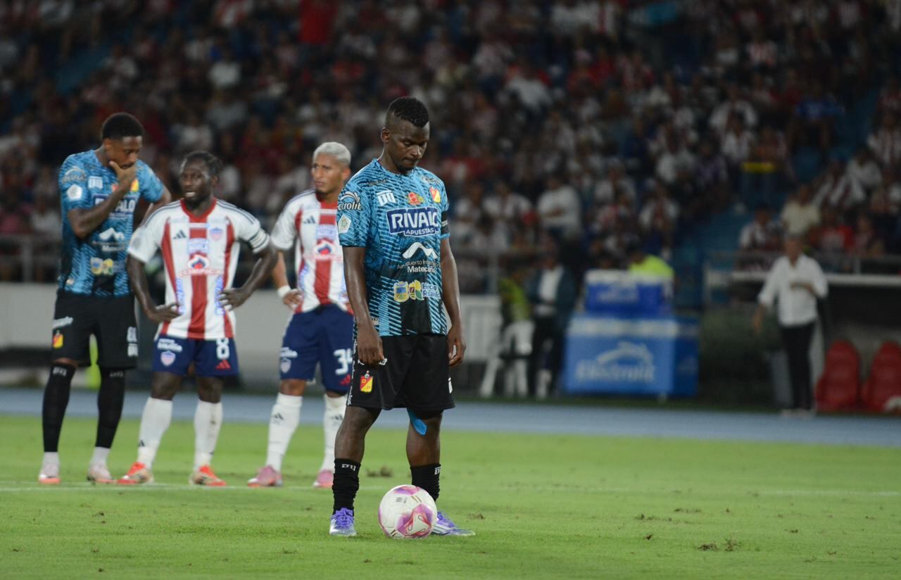 Carlos Darwin Quintero se dispone a patear un penalti contra el Junior.