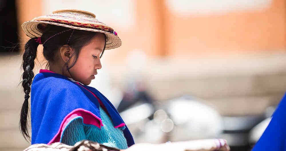 Vivir según su cultura, practicar su religión y hablar su propia lengua es un derecho que garantiza la convención a esta niña.