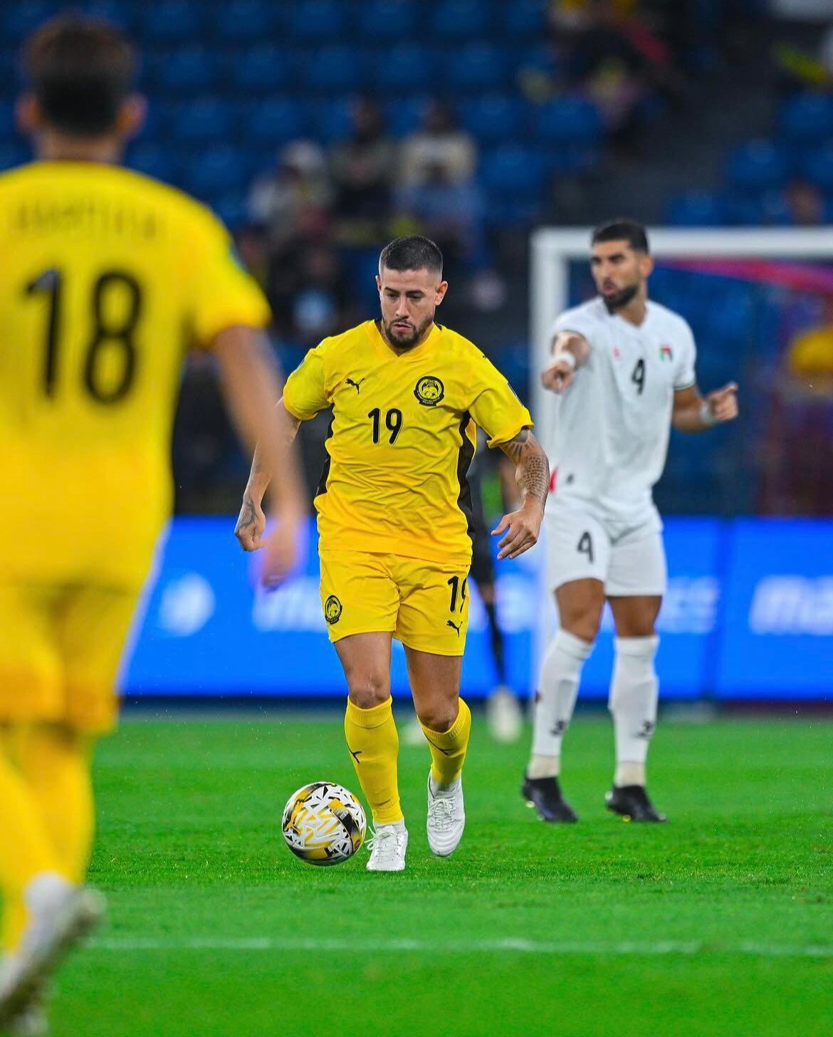Rodrigo Holgado, delantero del América de Cali, en un partido con la Selección de Malasia.