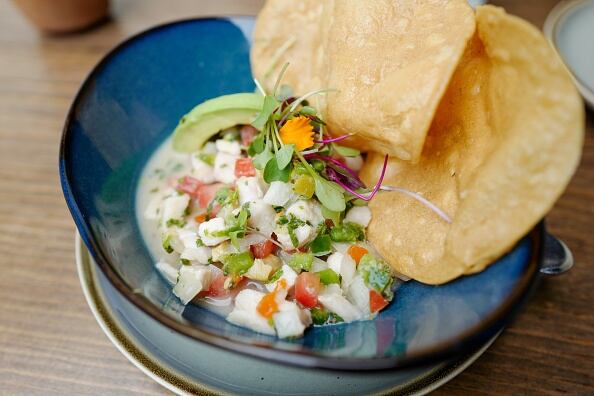 En relación con los lugares de Perú donde se prepara el mejor ceviche, ChatGPT recomendó visitar restaurantes o cevicherías ubicados en ciudades costeras como Lima, Callao o Trujillo.(Photo by Smith Collection/Gado/Getty Images)