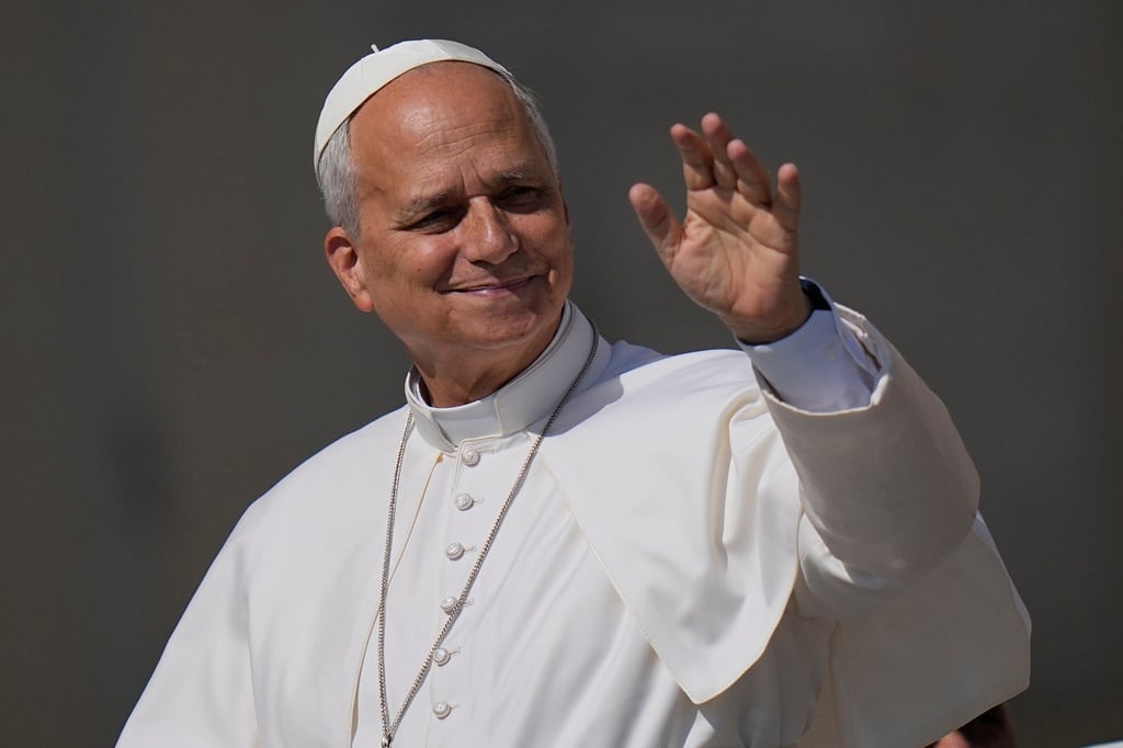 El papa León XIV saluda a la gente en la plaza de San Pedro en el Vaticano durante la audiencia semanal.