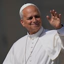 El papa León XIV saluda a la gente en la plaza de San Pedro en el Vaticano durante la audiencia semanal.