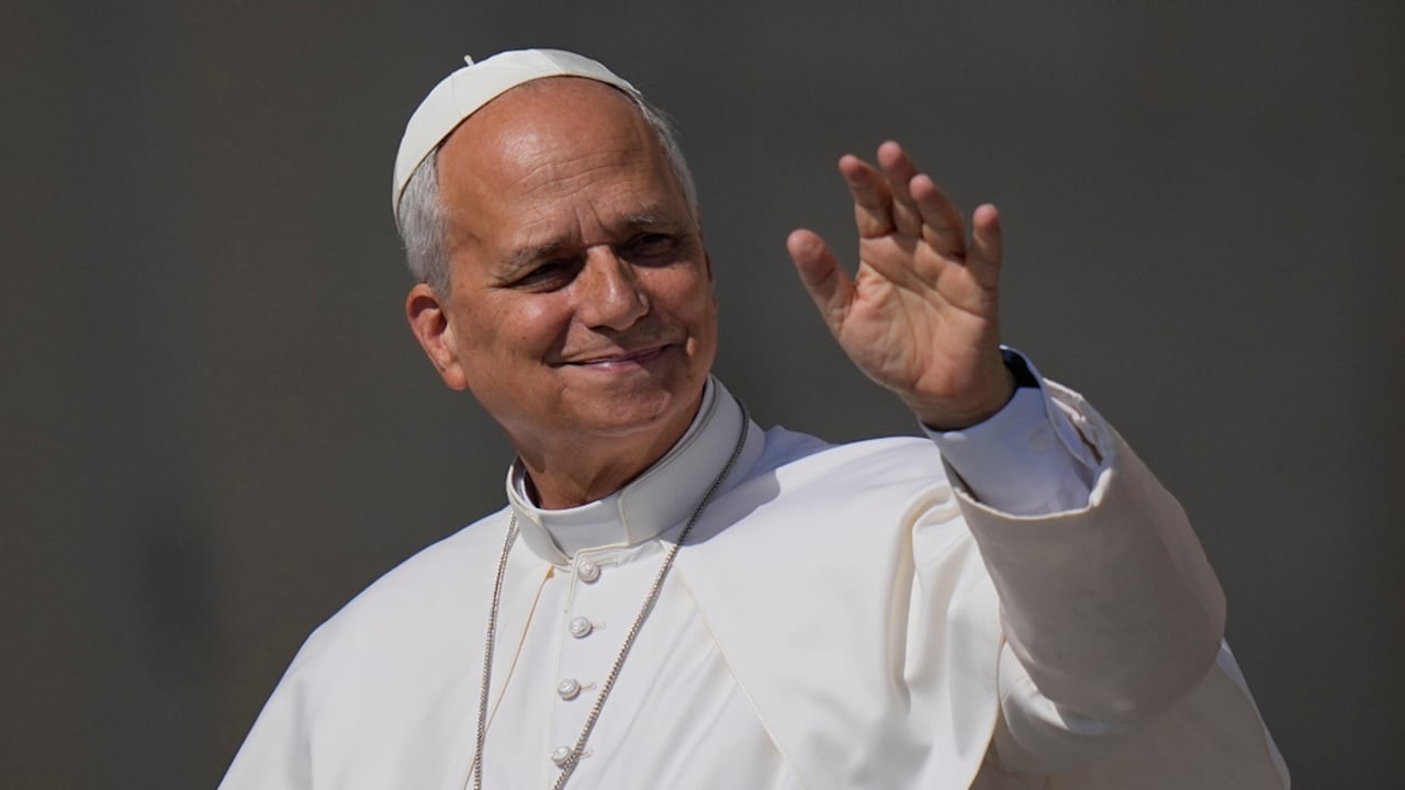 El papa León XIV saluda a la gente en la plaza de San Pedro en el Vaticano.