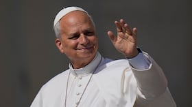 El papa León XIV saluda a la gente en la plaza de San Pedro en el Vaticano durante la audiencia semanal.