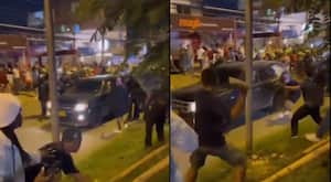 La comunidad lanzó todo tipo de objetos contra el vehículo.