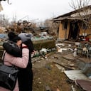 Los residentes locales reaccionan después del ataque con misiles rusos, en Kiev.