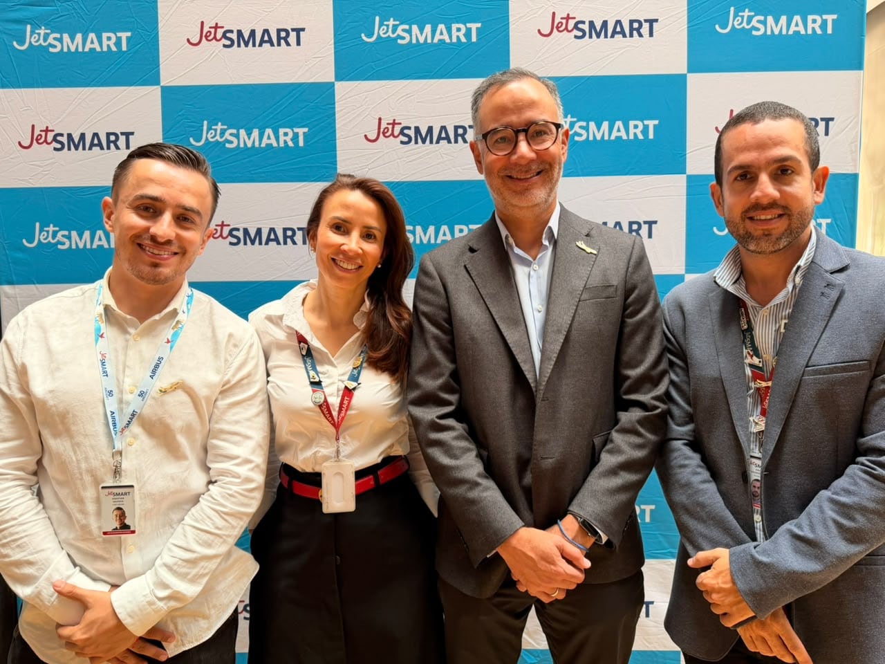 - Sebastián Valencia, jefe de marketing de JetSMART en Colombia, Carolina Ruiz, gerente comercial de JetSMART en Colombia,  Mario García, Country Manager de JetSMART en Colombia, David Valderrama, Jefe de ventas para Medellín y Costa de JetSMART en Colombia.