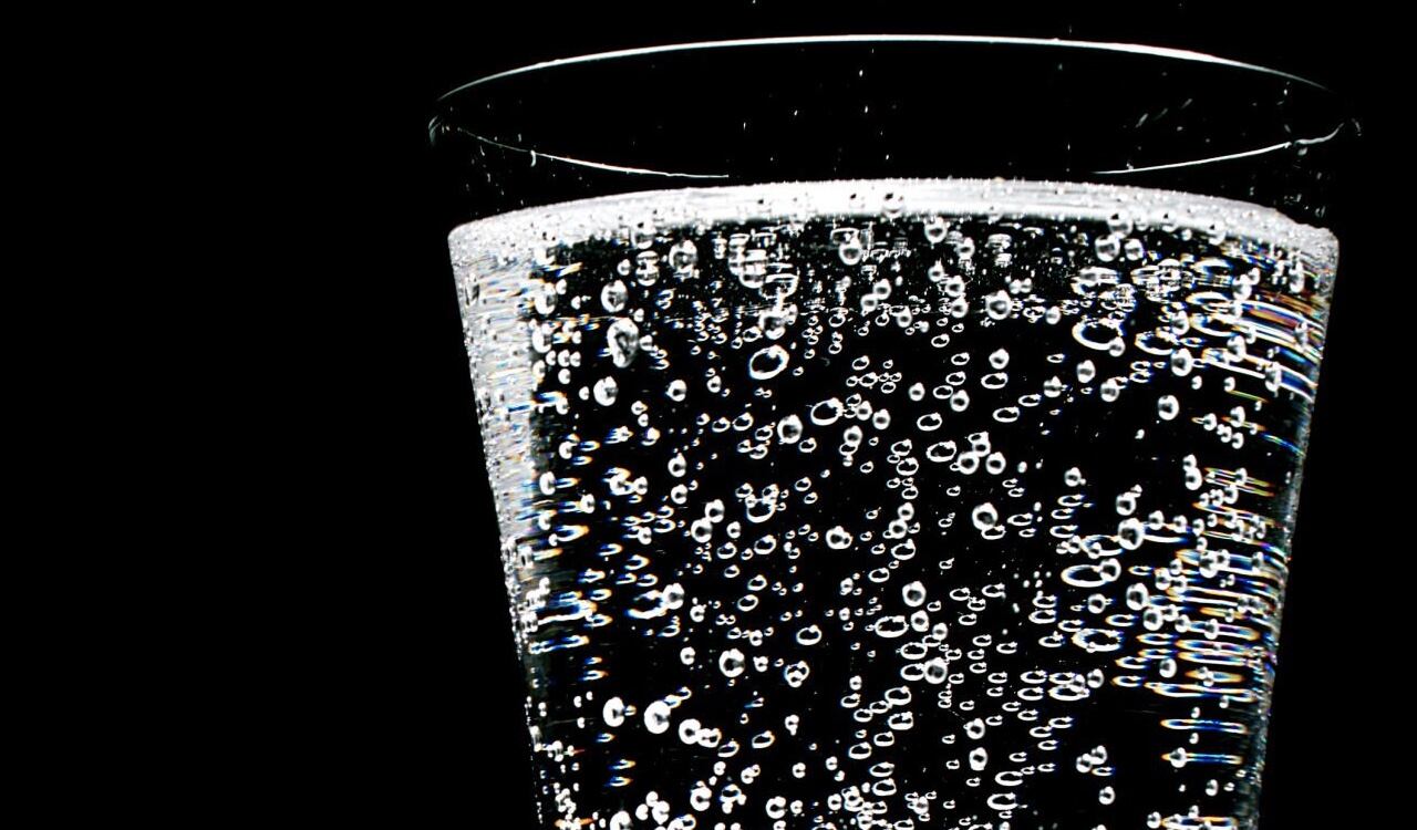 El consumo regular de agua con gas ayuda a reducir peso