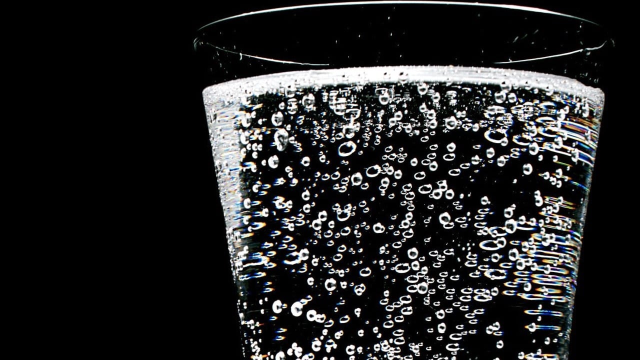 Conozca si es bueno o malo consumir agua con gas de acuerdo con expertos. (Imagen de referencia).