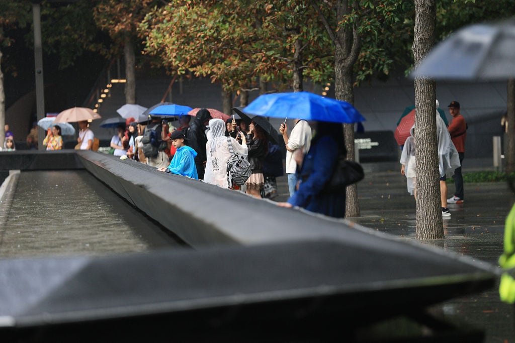 Personas visitan el Memorial del 11-S, situado en la huella de las antiguas Torres Gemelas y junto al Museo del Memorial del 11-S, mientras el museo se prepara para conmemorar el 25.º aniversario de los ataques terroristas del 11 de septiembre de 2001, este 1 de septiembre de 2026 en la ciudad de Nueva York