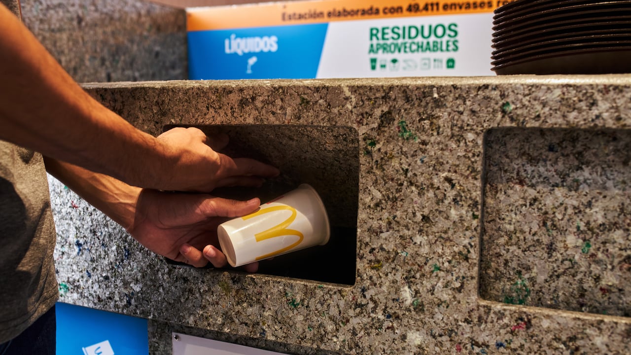 En los restaurantes de McDonald's las canecas buscan incentivar la separación de residuos.