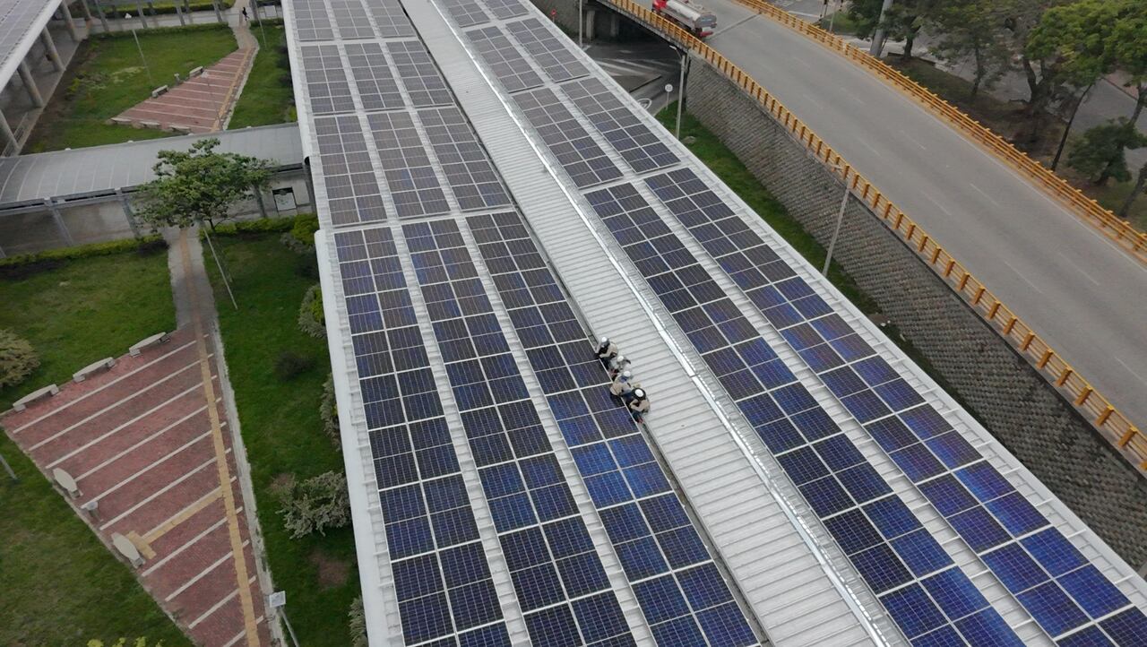 Granja solar instalada en una estación del MIO en Cali