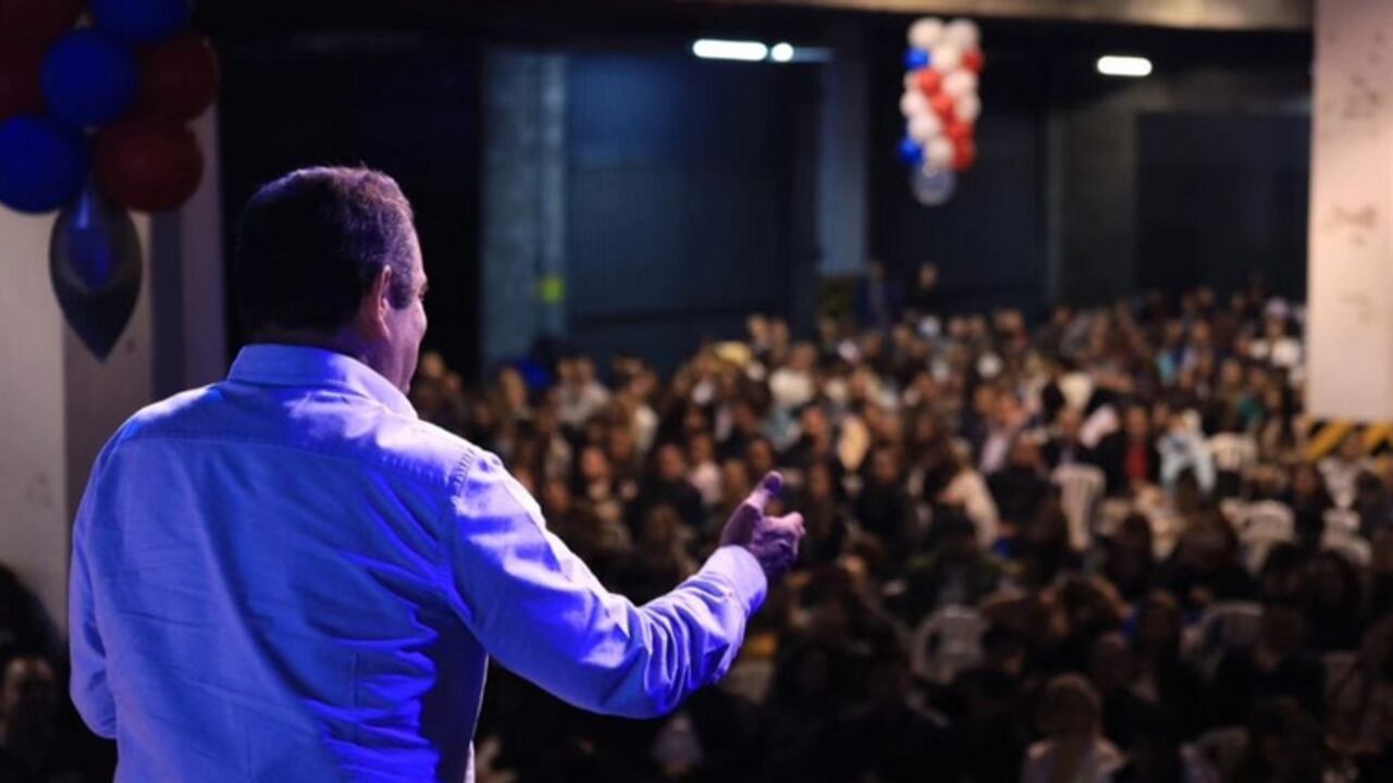 El exvicepresidente Germán Vargas Lleras con un público en Bogotá